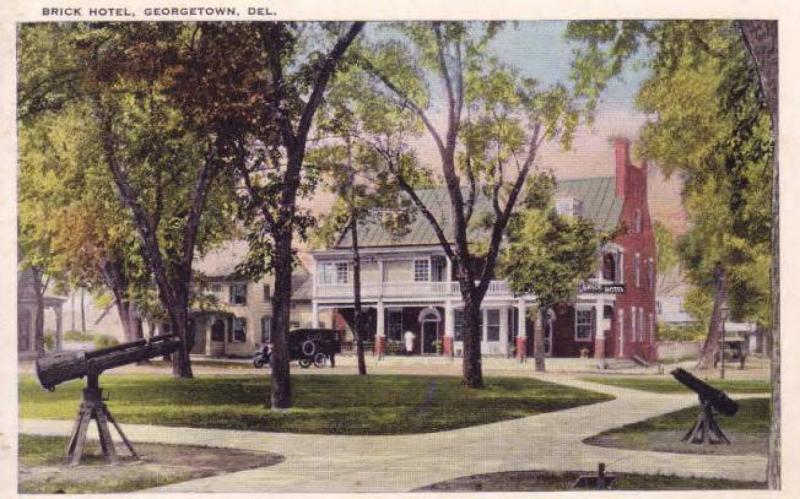 Wonder what happened to the guns on display on The Circle in 1924? The Brick Hotel is in the background. JIM BOWDEN COLLECTION